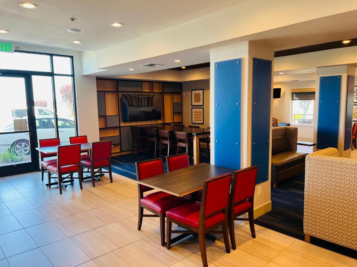 Holiday Inn Express & Suites Salinas By Ihg Exterior foto